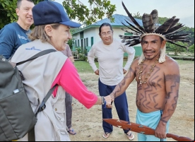 Manos Unidas ONG - Quico Taraonjí en la Amazonía - Cecilia Pilar saluda a un líder indígena - Imagen: Manos Unidas ONG