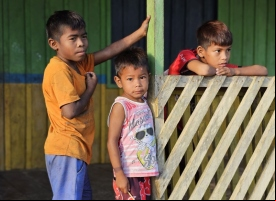 Manos Unidas ONG - Quico Taraonjí en la Amazonía - Unos niños descansan en un porche - Imagen: Manos Unidas ONG