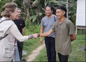 Manos Unidas ONG - Quico Taraonjí en la Amazonía - Cecilia Pilar saluda a los socios locales