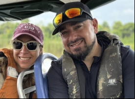 Manos Unidas ONG - Quico Taraonjí en la Amazonía - Virginia Martínez posa con un compañero de viaje