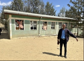 Un miembro de ADCS muestra los daños en una escuela en Gulomekada (tigray). Foto:Manos Unidas/Marta Carreño