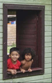 Manos Unidas ONG - Quico Taraonjí en la Amazonía - Dos niños sonríen en una ventana