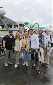 Manos Unidas ONG - Quico Taronjí viaja a la Amazonía - El equipo al completo posa frente a una avioneta
