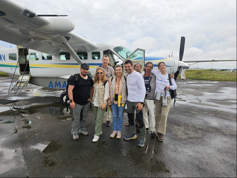 Manos Unidas ONG - Quico Taronjí viaja a la Amazonía - El equipo al completo posa frente a una avioneta