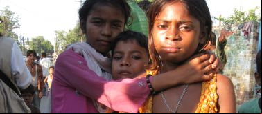 Rescate y reinserción de niños de la calle en Varanasi