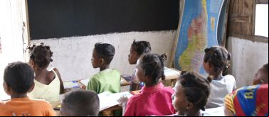 Alumnos de una escuela de Soavimbazaha, Madagascar