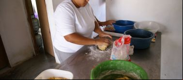 Mujer trabajando en Bacia do Goitá. Foto: Manos Unidas / Javier Mármol