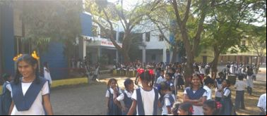 Niñas estudiantes en escuela de primaria