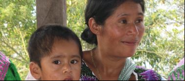 Una madre con su hijo en Chiapas