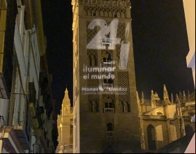Giralda de Sevilla con el logo de Las 24 Horas de Manos Unidas
