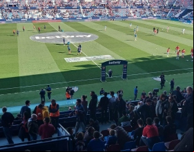 Levante UD ha mostrado la campaña de Manos Unidas en su campo de forma altruista. 
