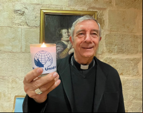 El obispo de Salamanca, Mons. José Luis Retana, también se suma al gesto solidario “Enciende la llama”