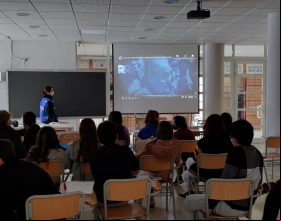 Taller impartido en el IES Districte Marítim por parte de Manos Unidas Valencia en su Feria Solidaria.