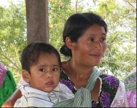 Una madre con su hijo en Chiapas