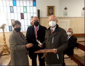 Ángel Marín, vicedelegado de Manos Unidas Valencia recibe el premio de manos de los Clavarios Mayores del Altar Playa Francisco Carles Salvador y Encarna Astillero Lozano. 