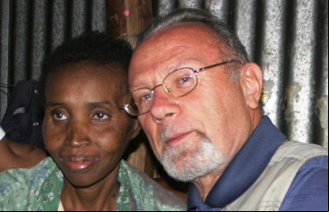 Franco Cellana abraza a Jane Warimu en su casa de Nairobi. Foto: Javier Fernández