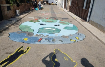 Pintada de sensibilización en la delegación comarcal de Rocafort de Manos Unidas Valencia. 