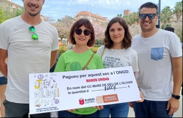 Recogida del cheque de manos de la directora del centro educativo, junto con dos profesores y la representante de Manos Unidas en Alacuás, Clara Sarrió.