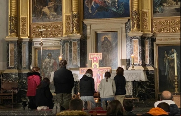 Momento de oración después de misa con los confirmandos, dentro de las actividades organizadas en Albaida por la comarcal de Manos Unidas Valencia. 
