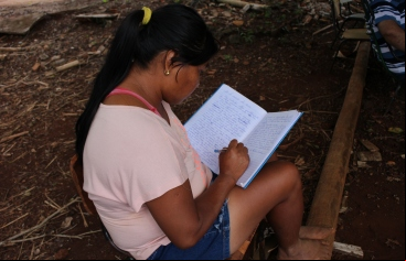 Mujer estudiando en Brasil. Foto: Manos Unidas ONG/Francisco Borges 