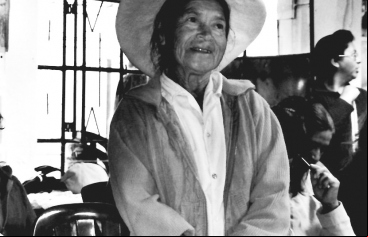Mujer campesina asiste a uno de los talleres.