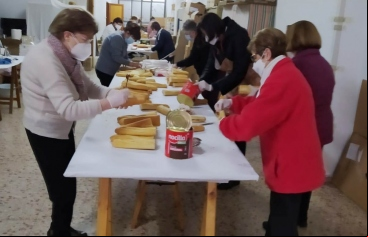 Almuerzo solidario organizado por la comarcal de Carcaixent en el Colegio Padres Franciscanos San Antonio de Padua a beneficio de Manos Unidas. 