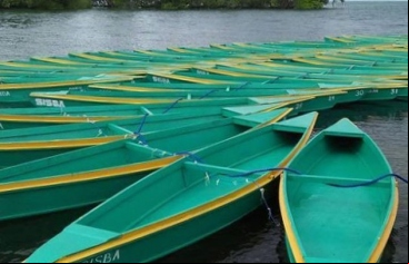 Imagen de las 50 barcas que se entregaron a la comunidad