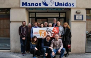 Entrega del cheque solidario en la sede de Manos Unidas Valencia.