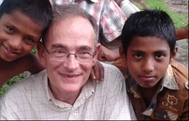 Eugenio Sanz con algunos de los niños de Gyasnogor en Bangladesh