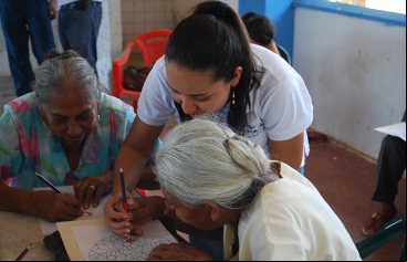 Diana Marcela Torres con personas migrantes de Colombia. Foto: Manos Unidas/JRS