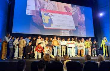 Estudiantes del  Colegio Plurilingüe PP. Franciscanos de Lugo recogen el premio a mejor clipmetraje en la categoría de Primaria. Fotografía: Álvaro Alonso