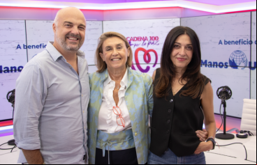 La presidenta de Manos Unidas, junto a Javi Nieves y Mar Amate. Fotografía: CADENA 100