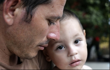 Un migrante de "La 72", en compañía de su hijo. | Imagen: México - Javier Mármol.