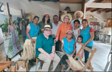 Manos Unidas ONG - El Secretario General de Manos Unidas, Ricardo Loy, con algunos de los beneficiarios y socios locales del proyecto con Maquita (Ecuador)