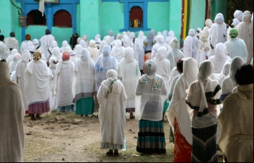 Etiopía. Mujeres rezando en una iglesia de Adigrat. Foto: Marta Carreño/ Manos Unidas en Etiopía