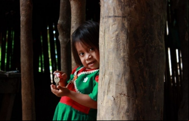 Una niña en Camotán (Guatemala), comunidad conocida por su denuncia al estado por el incumplimiento del Derecho a la Alimentación. Foto Gabriel González