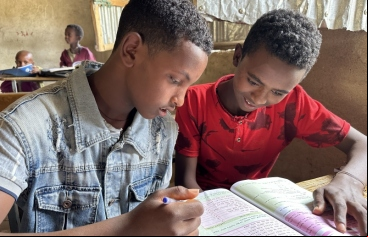 Manos Unidas ONG - El renacimiento del Tigray (Etiopía) - Dos chicos repasan un cuaderno de deberes - Imagen: Marta Carreño