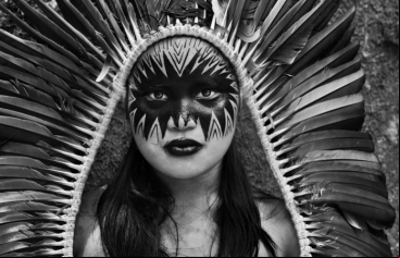 Manos Unidas ONG - Sorteamos «Amazônia», el libro más reciente de Sebastião Salgado (Imagen: indígena Yawanawá)