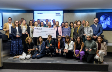 Entrega del cheque solidario del Banco Sabadell a Manos Unidas. Fotografía: Sabadell.