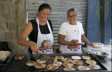 Pupusas en familia: un negocio redondo. Fotografía: CINDE