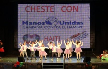 Cheste se ha volcado en este acto solidario y ha llenado el teatro.