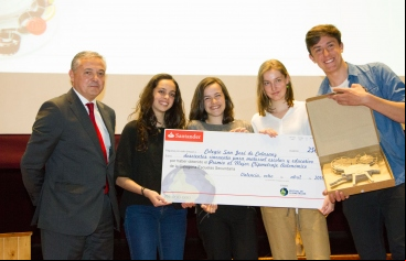 Estudiantes del colegio San José de Calasanz junto con su premio.