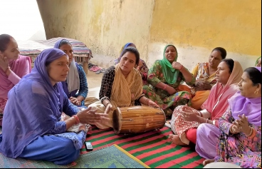 Reunión de mujeres en el norte de India. Foto Manos Unidas/Ana Cárcamo