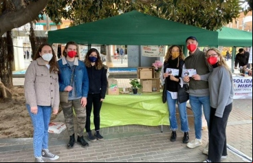 Voluntarias de Manos Unidas de Alacuás con el personal de BiMask en el Mercadillo Solidario.