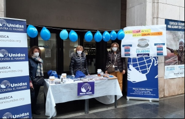 Mesa informativa en la jornada del Ayuno Voluntario en Huesca.