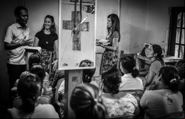 Clase de mujeres recibiendo formación