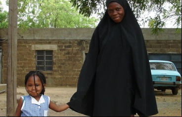 Una niña acude al colegio acompañada por su joven madre en el norte de Nigeria. Foto:Manos Unidas/Marta Ynaraja