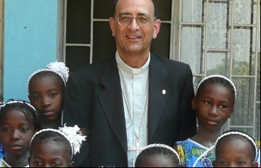 Monseñor Omella durante su viaje a Mozambique, donde visitó los proyectos que allí apoya Manos Unidas. Foto: Manos Unidas/Marta Peláez