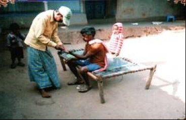 Atención a enfermos de malaria en India