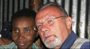 Franco Cellana abraza a Jane Warimu en su casa de Nairobi. Foto: Javier Fernández